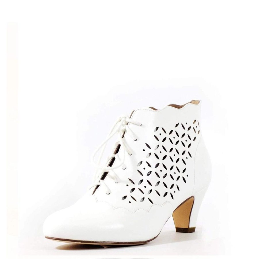 Women Chelsea Crew Close Toe Heels | Illusion